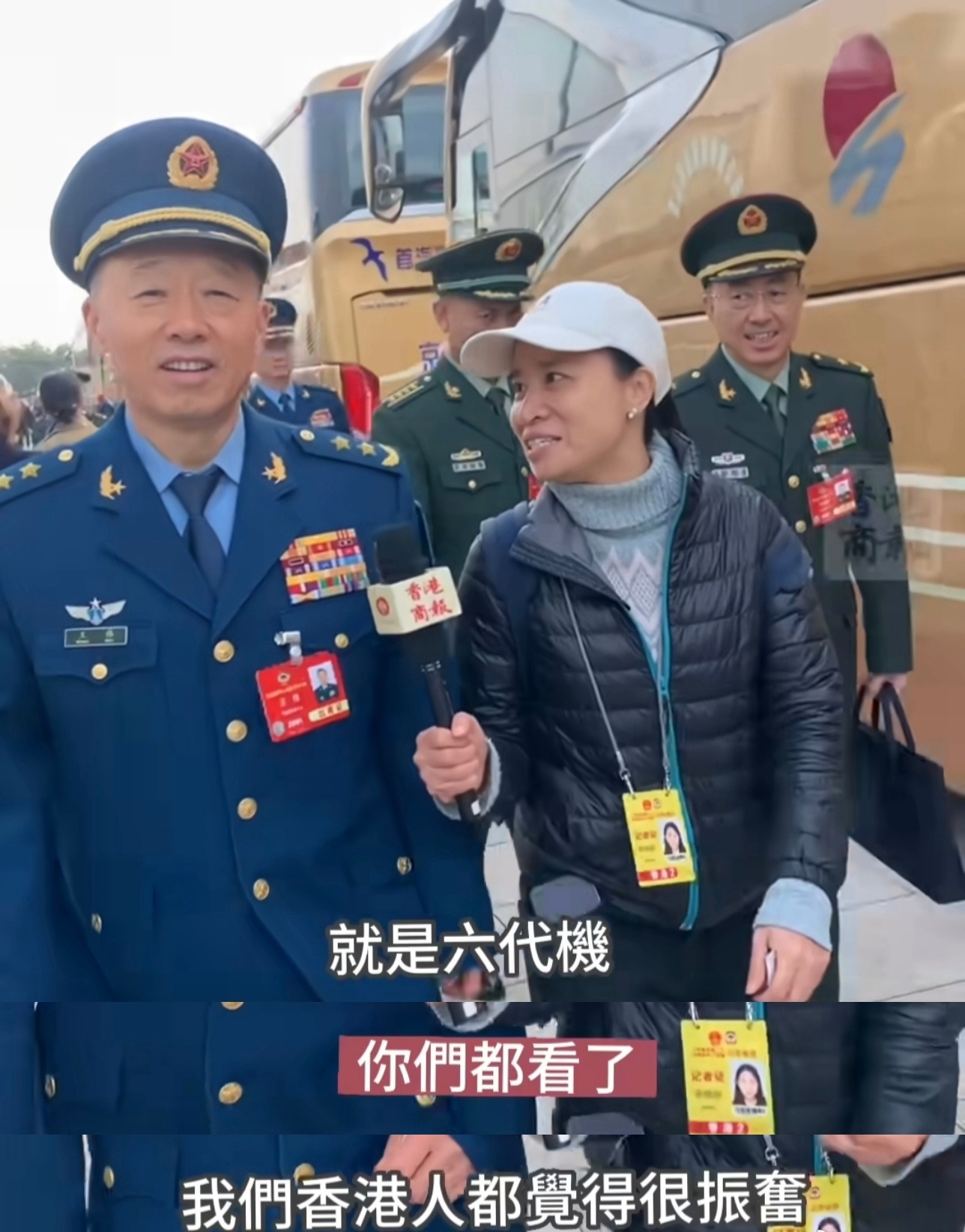 面对港媒记者提问，关于六代机的话题，将军会心一笑只有六个字：你们都看到了！
其实