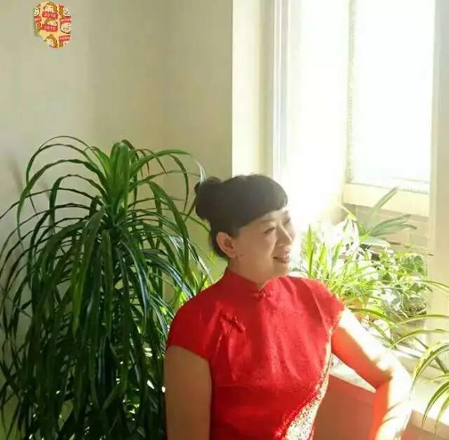 那时候在家做全职宝妈，每日都无忧无虑的，除了给孩子做做饭，就是每天出去打球、逛公
