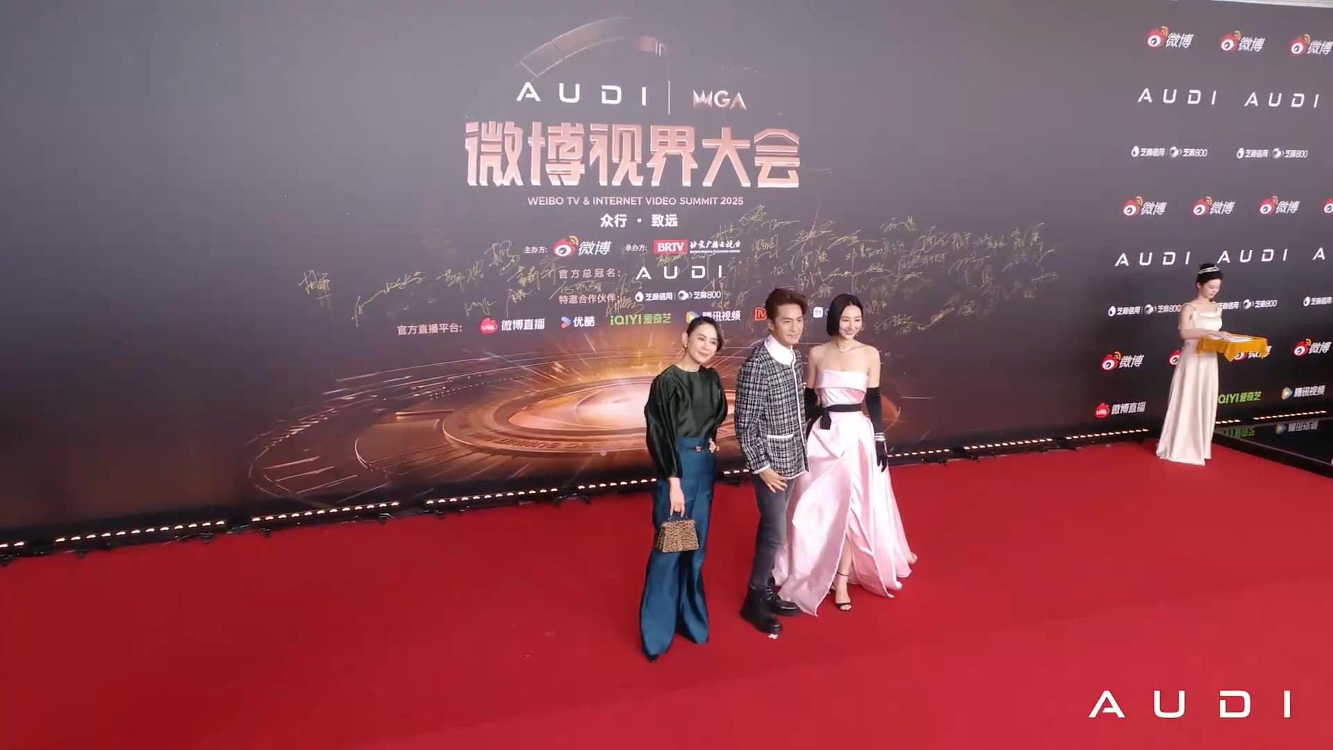 宣萱颈纹太明显，马国明是穿了女装吗？
2025微博视界大会，宣萱、马国明和高海宁