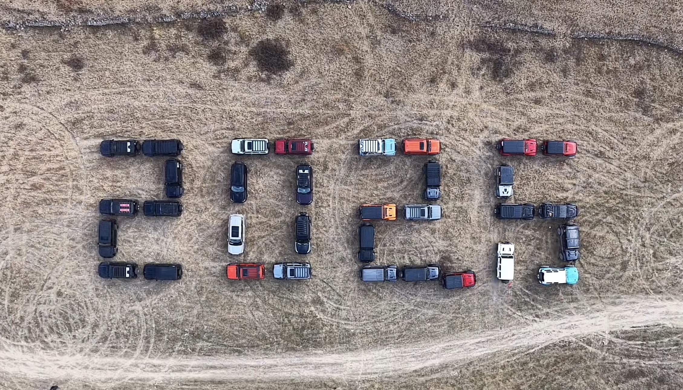 比亚迪终于开窍了，不再是生硬的数字，这倒是挺让人刮目相看的！
为啥这样说呢？我就