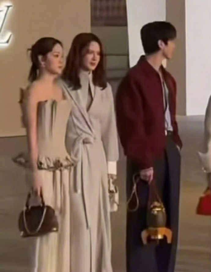 金晨发现欧阳娜娜衣服单薄，马上搂过来捂肩取暖，在零下的天气里这个动作直接甜度超标