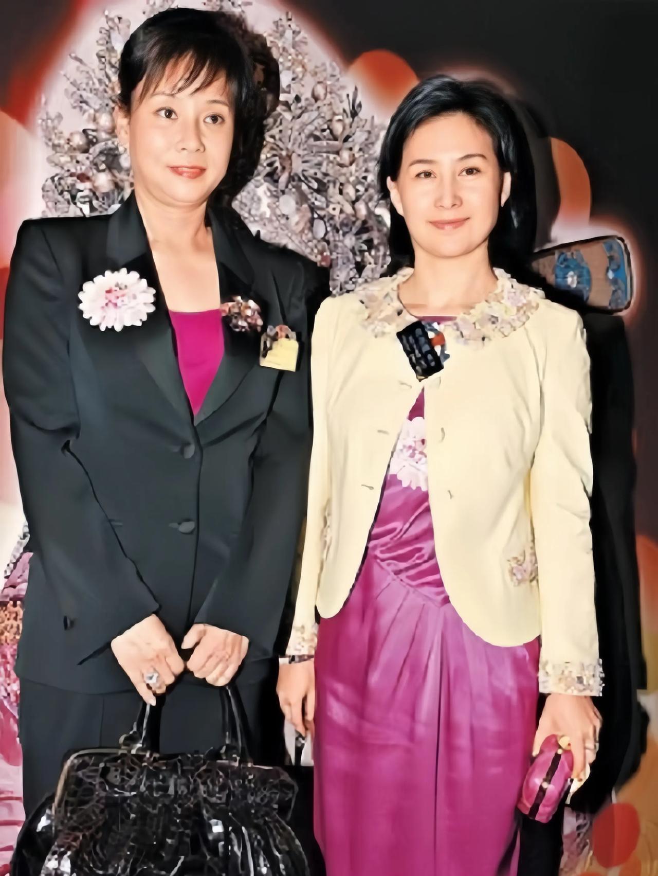 62年的何超琼比她爸爸的三太太陈婉珍还大了一岁，明明陈婉珍更高挑，穿衣打扮更是职