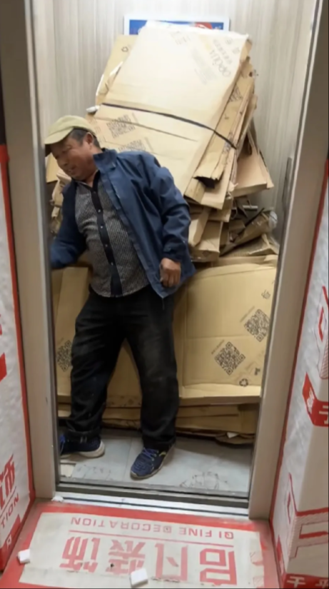 看到收废品的笑容，我突然觉得自己还是太嫩