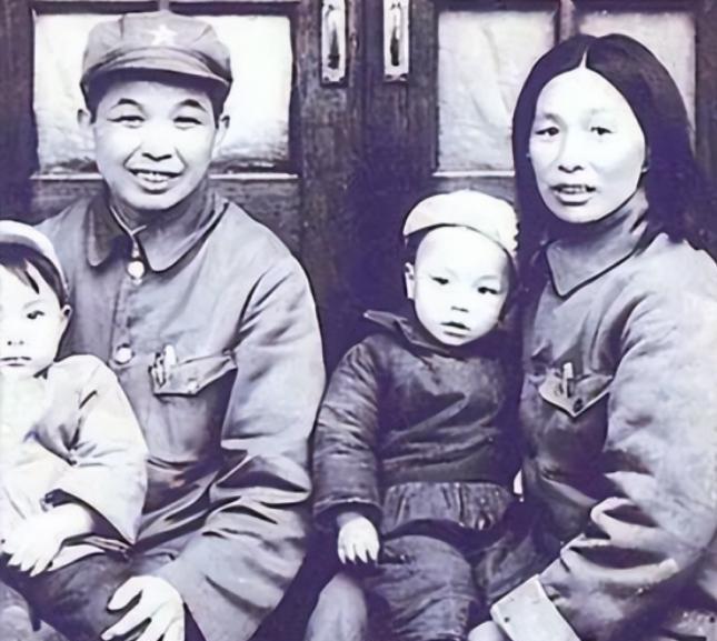 1953 年，西康军区司令员刘忠得知家人还幸存人世，携妻子回乡见母亲，看到原配穿
