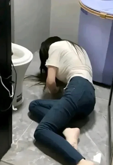 2024年，河南16岁女孩在家上厕所时，不慎摔倒死亡。家属万分悲痛，突然想到学校