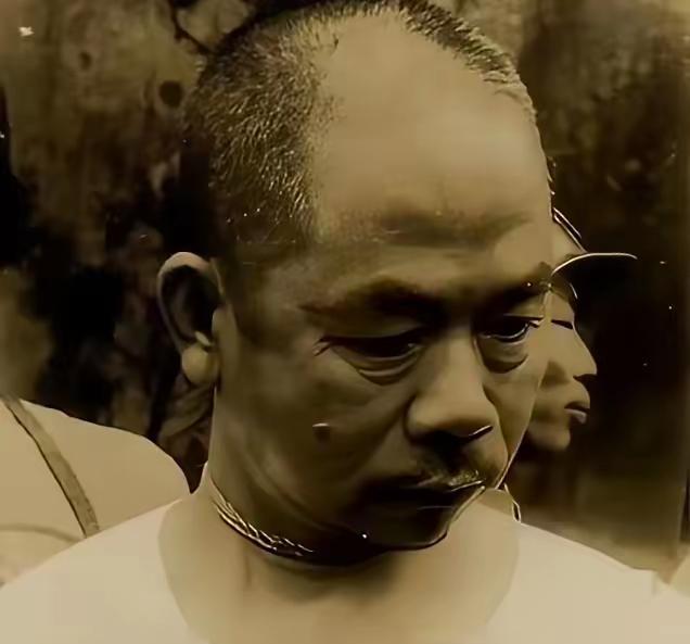 这不是剧照，
谁能想到，这位曾身居要职的将军，早就悄悄为信仰奔走，把无数关键情报