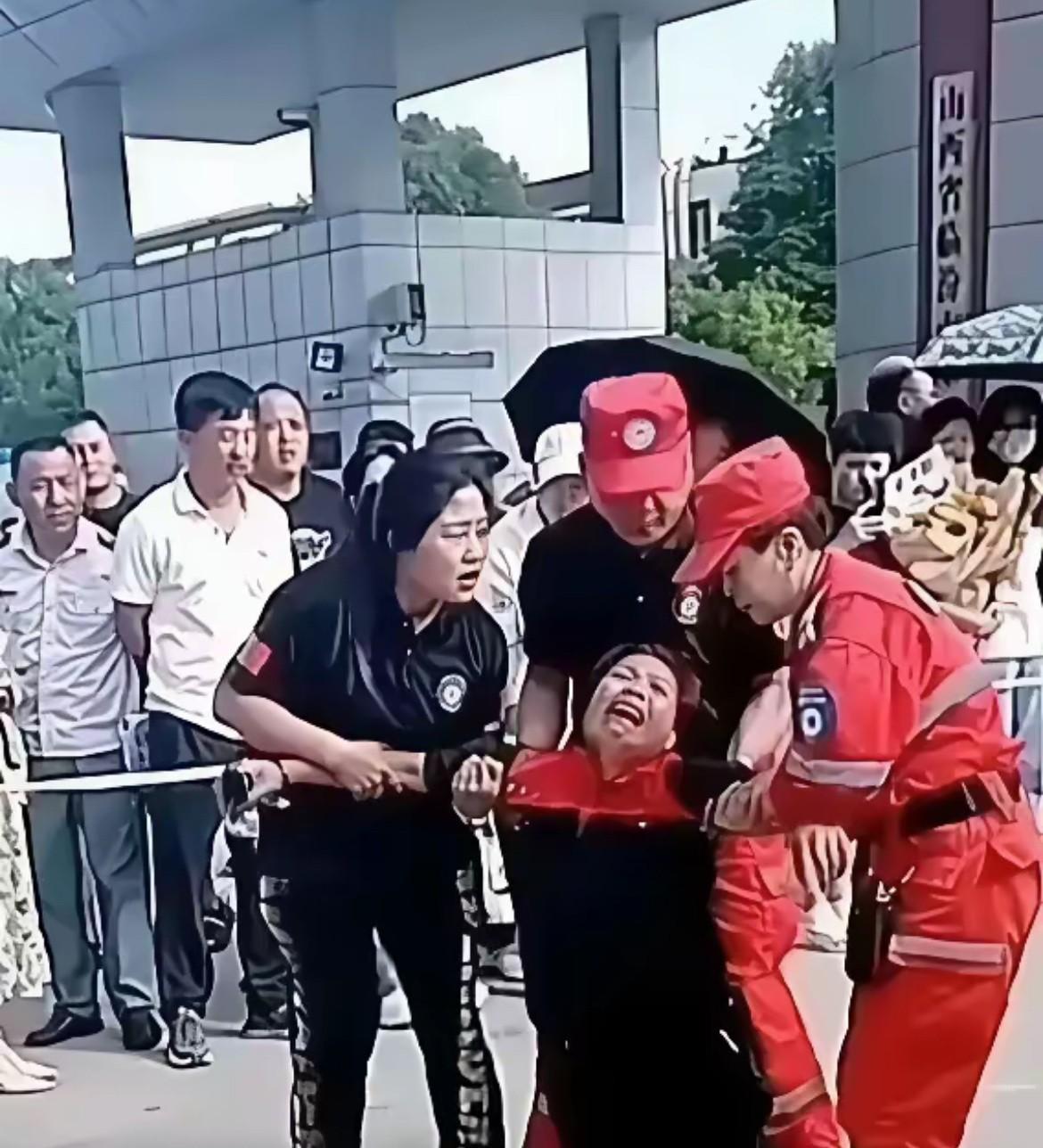 每年高考这个母亲都要上一次热搜，她为什么会在高考考场门口痛哭流涕？
这位母亲在孩