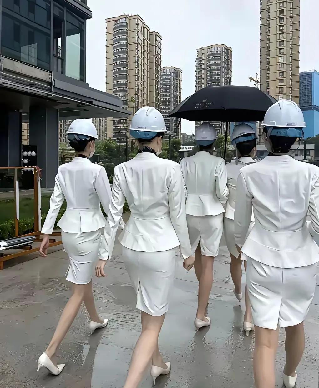 在去工地路上，看到几个戴白色安全帽的女工作人员，这样的阵仗还是第一次见，着实让我