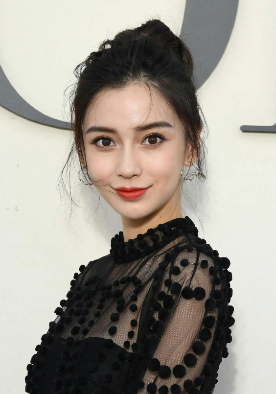 杨颖近照，妆容精致艳丽。五官灵动柔美。毫无瑕疵。