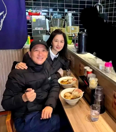 谁能想到，这么一对豪门夫妻，也会去小餐馆就餐。

他们参加《妻子的浪漫旅行202