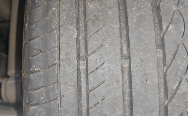 22款英诗派右后轮吃胎偏磨
问题描述:25年7月做保养时候发现右后轮胎偏磨(如