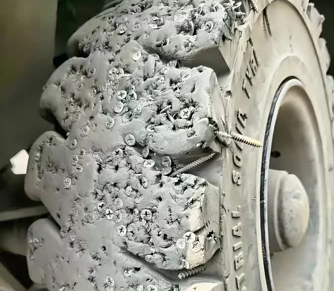 车胎漏气了，大家帮我看看补这个胎需要多钱？