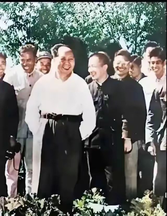 毛主席笑了，围着他的群众也笑了。毛主席喜欢同人民群众打成一片，知道老百姓们心里想