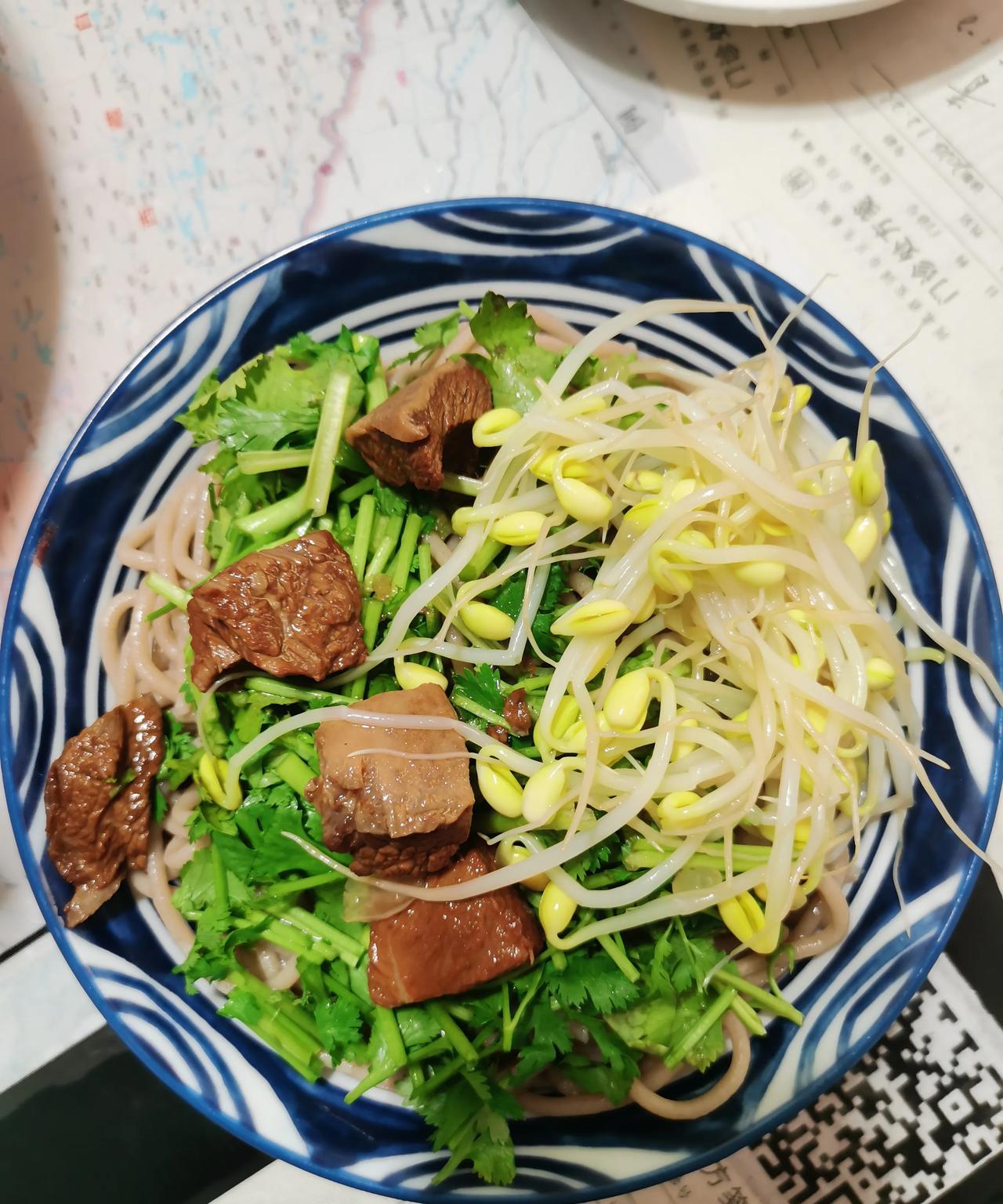 用筱麦面压的饸饹面，黄豆芽菜码，香菜丁。牛肉汤浇上，上面三几块红烧牛肉。[捂脸]