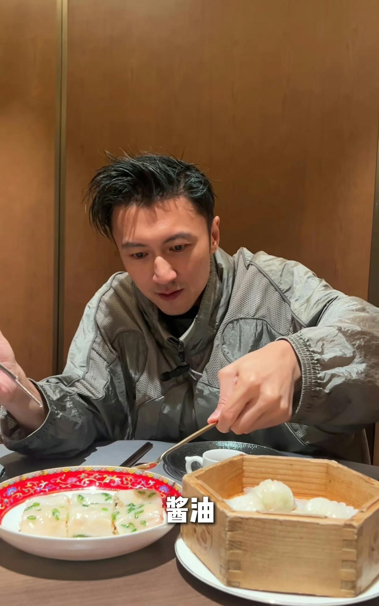 谢霆锋被拍到和爸爸谢贤、妈妈狄波拉一起吃饭啦～一家三口难得同框，看起来氛围挺温馨