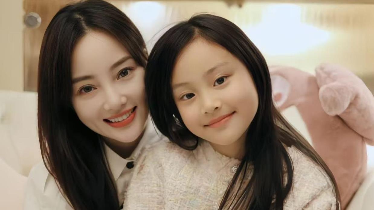 甜馨化身古风少女！五官精致，侧脸似极李小璐