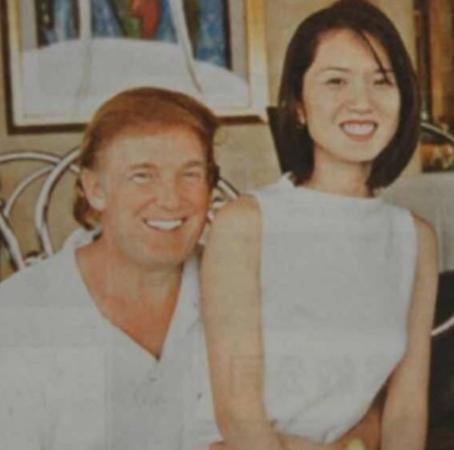 1995年，49岁的唐纳德·特朗普身处香港，他的怀里拥抱着一位年轻的中国女性，这