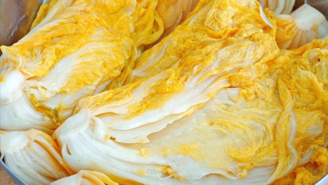 腌酸菜，只放盐是外行！牢记3个关键点，不烂不发霉，越腌越酸脆