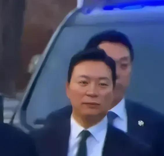 金成勋的忠心那真是有目共睹。在尹锡悦被调查期间，他各种想办法周旋。有一回警方要执
