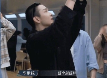 谁不为之惊叹！李承铉挑战装置超绝，倒挂单杠行云流水，腰腹力顶破62次纪录，40岁