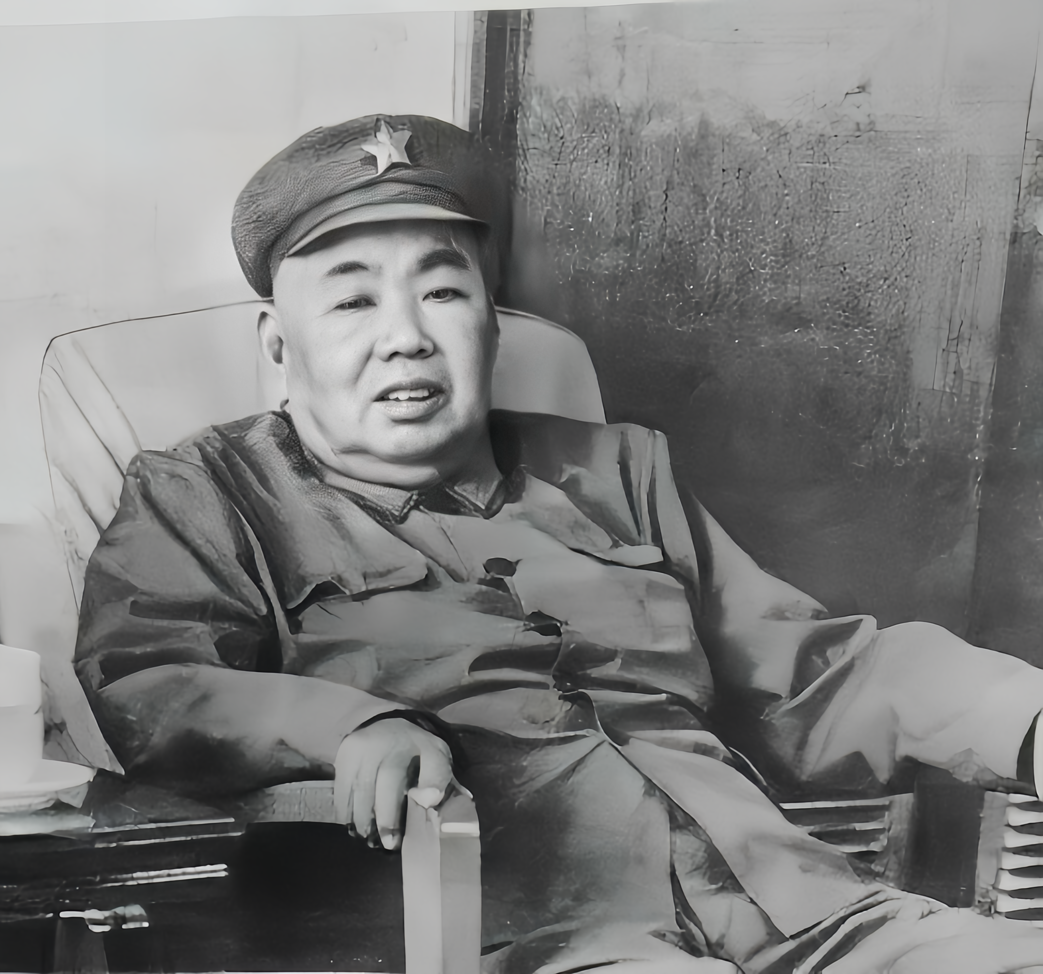 1967年，许世友躲到了大别山里，军委给他打电话，要他去北京。许世友乘车来到合肥