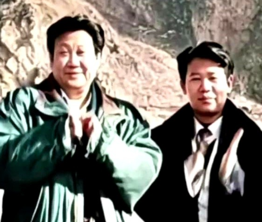 杨金山突然把一张老照片甩上网，照片里十七八岁的郭德纲贴着杨志刚站得笔直，赤裸裸的