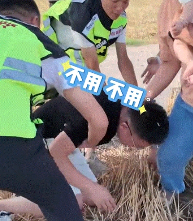 感人！山东菏泽，一小伙患有小脑萎缩的姥爷走失一夜未归，当找到姥爷时，小伙看到姥爷