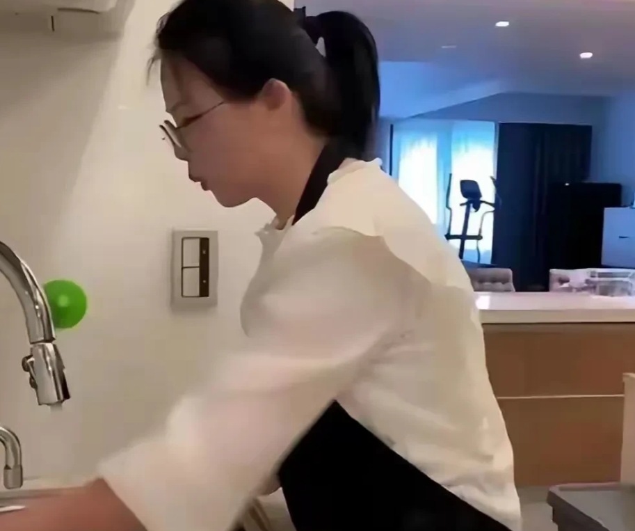 看到小杨阿姨发出的饭后带两个孩子去外面溜达，看杂技表演的照片，那些说小杨被马筱梅