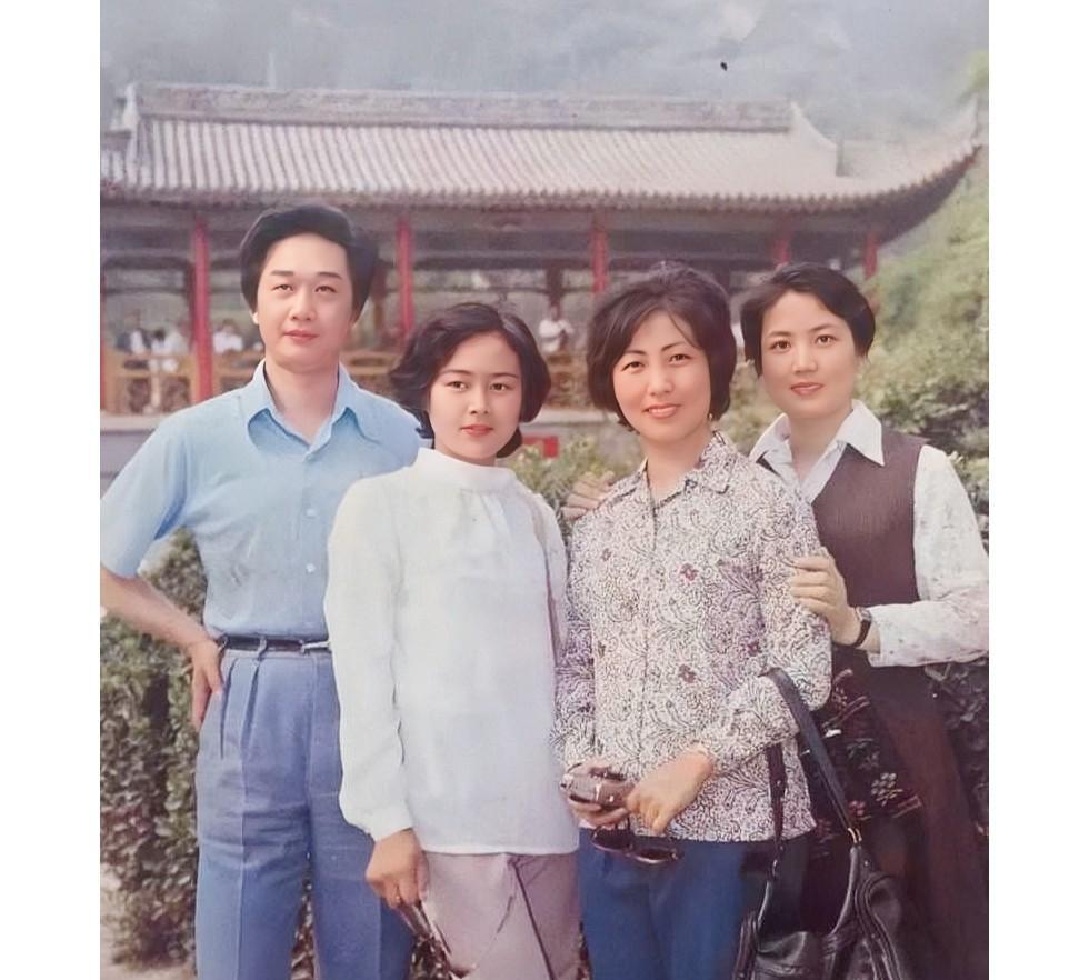 这张照片展现出了乔榛、张瑜、李炳淑、李秀明1982年在陕西西安参加“双奖”活动时