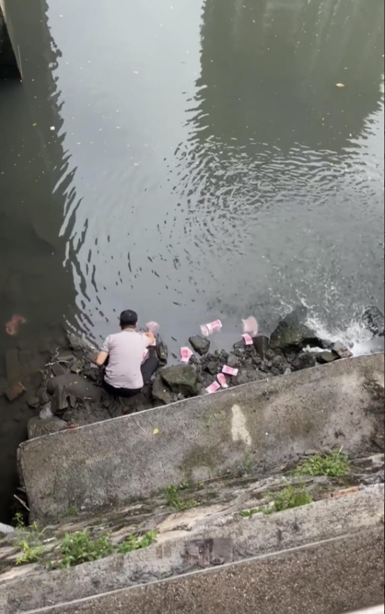 深圳一河道惊现大量成扎的钞票，一男子将其捡走，警方介入调查
6月12日，深圳宝安