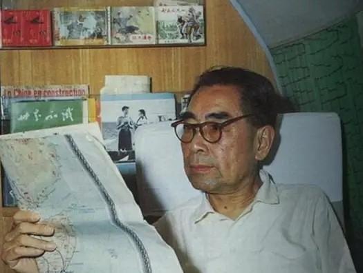 1963年冬，周总理访问埃及期间，发生了一件让大使夫人徐克立落泪的事。她在清洗总