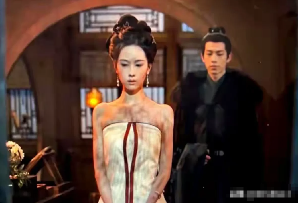 天啊，陈都灵的身子骨太窄太瘦了，还是穿上衣服为好，修饰身型，不然真的有一种小孩子