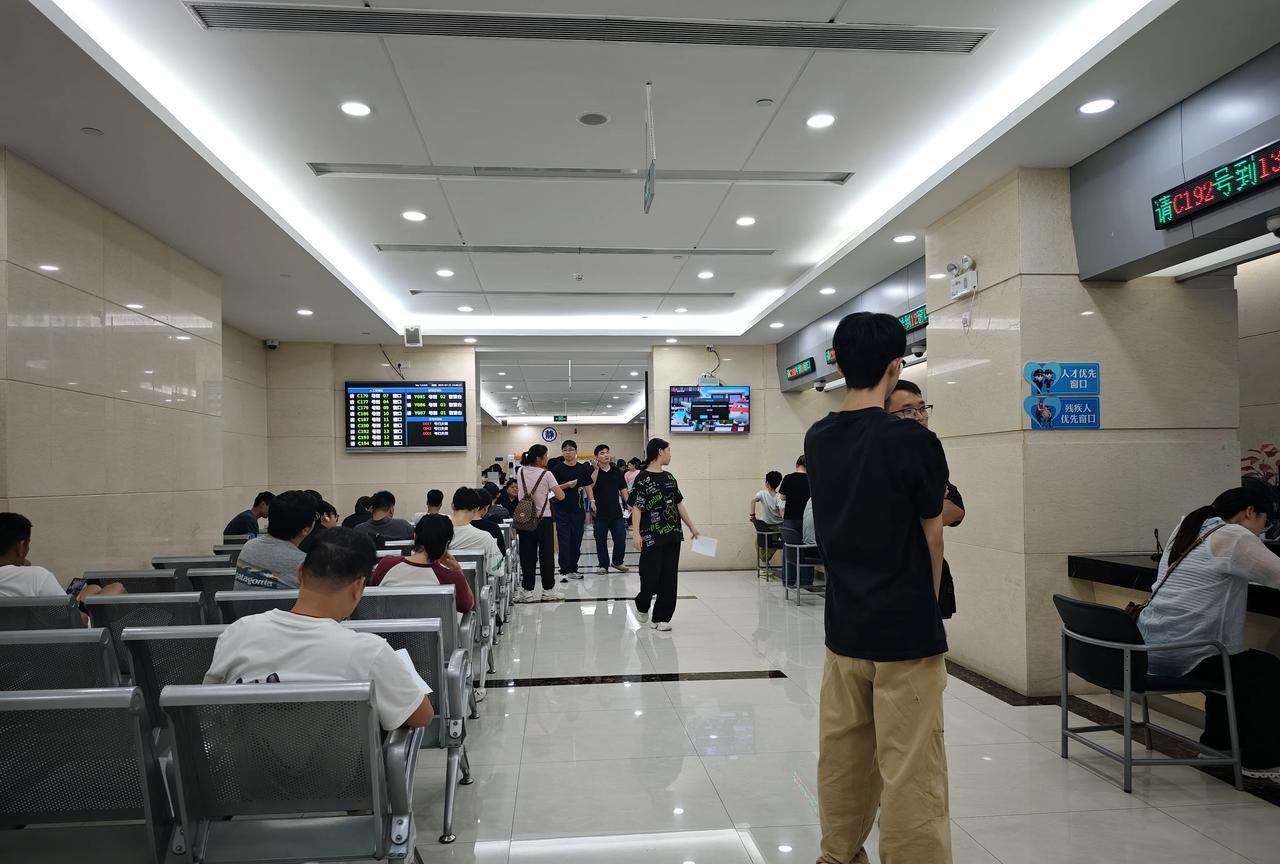 女儿去香港读博，需要办理逗留签。为保证时间充裕一点，我们选择在周一办理。女儿在手