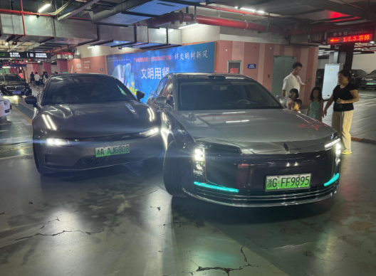 近日，网传浙江的一辆尊界S800在地下停车场自动泊车的过程中，与后方的极氪001发生剐蹭