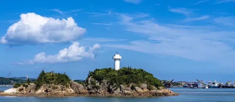 南海、东海或许会打响第一枪。
如今美国的目标已然十分明确，那就是击垮中国，其余
