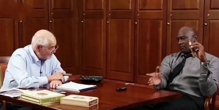 乔丹的一番话道出了他跟詹姆斯差别那么大的原因：家庭教育很重要。
乔丹在接受采访的