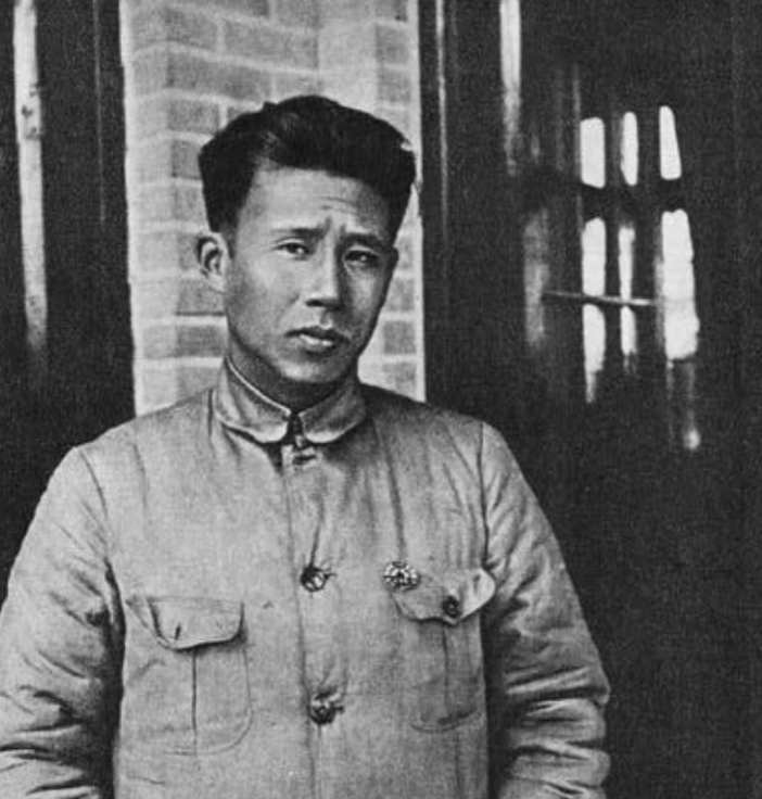 1933年2月，陈赓和廖承志在上海法租界先后被捕，廖承志一副贪生怕死的样子说：“