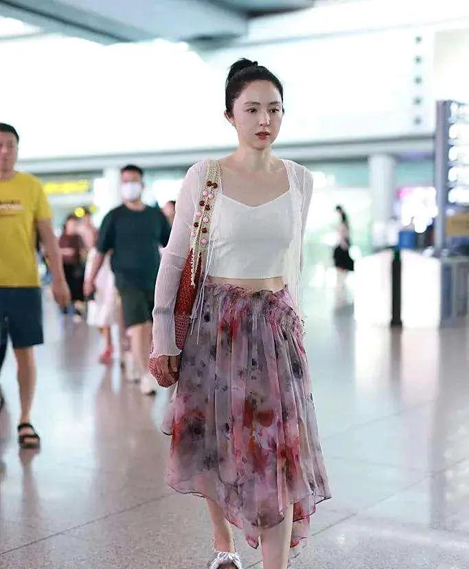 董璇再婚生活，都是为了幸福。
婚后的她，希望她越来越好。#二婚现状# #婚姻二婚