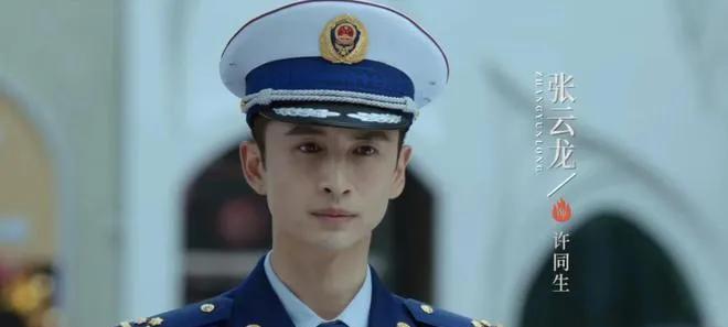 在灯光柔和的舞台上，王丽云那温柔而坚定的嗓音徐徐响起，一首《常回家看看》如暖流般