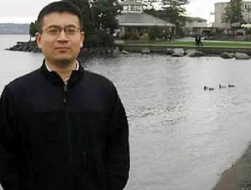 2008年，中国数学天才任伟放弃在美国的优越生活，计划回国，然而却在临行前夕神秘