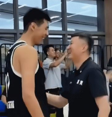 冰释前嫌？杜锋和徐昕再次会面俩人开怀大笑！广东男篮全运队举行了球迷见面会，在见面