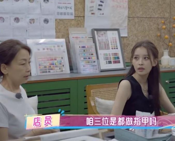 孙怡带着母亲和8岁的女儿一起去美甲店做指甲，还说女儿已经不是第一次做美甲了，之前