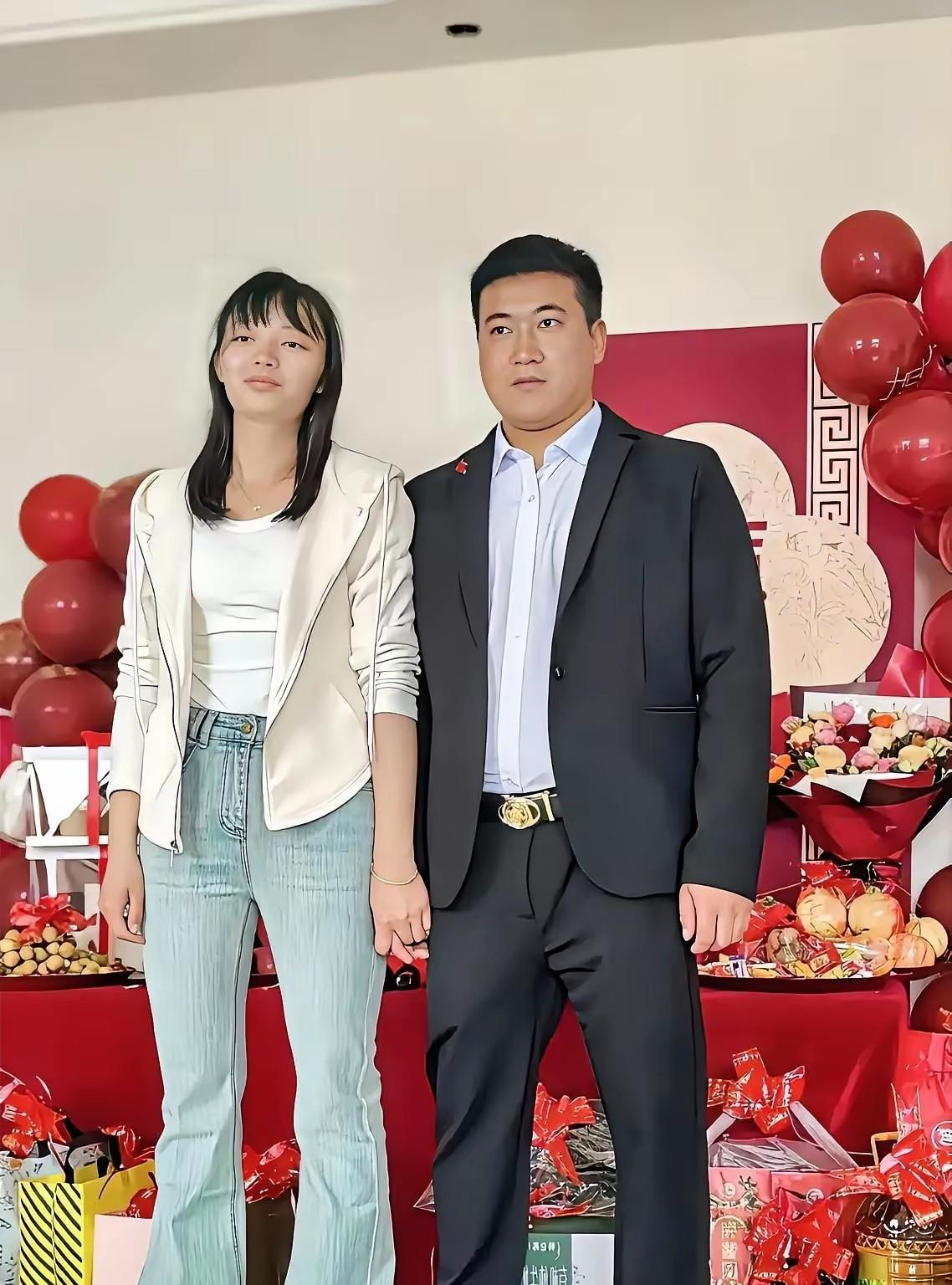 订婚了！你觉得小俩口般配吗？感觉女生有点大哥的气质，像一个社会人士。你说呢？