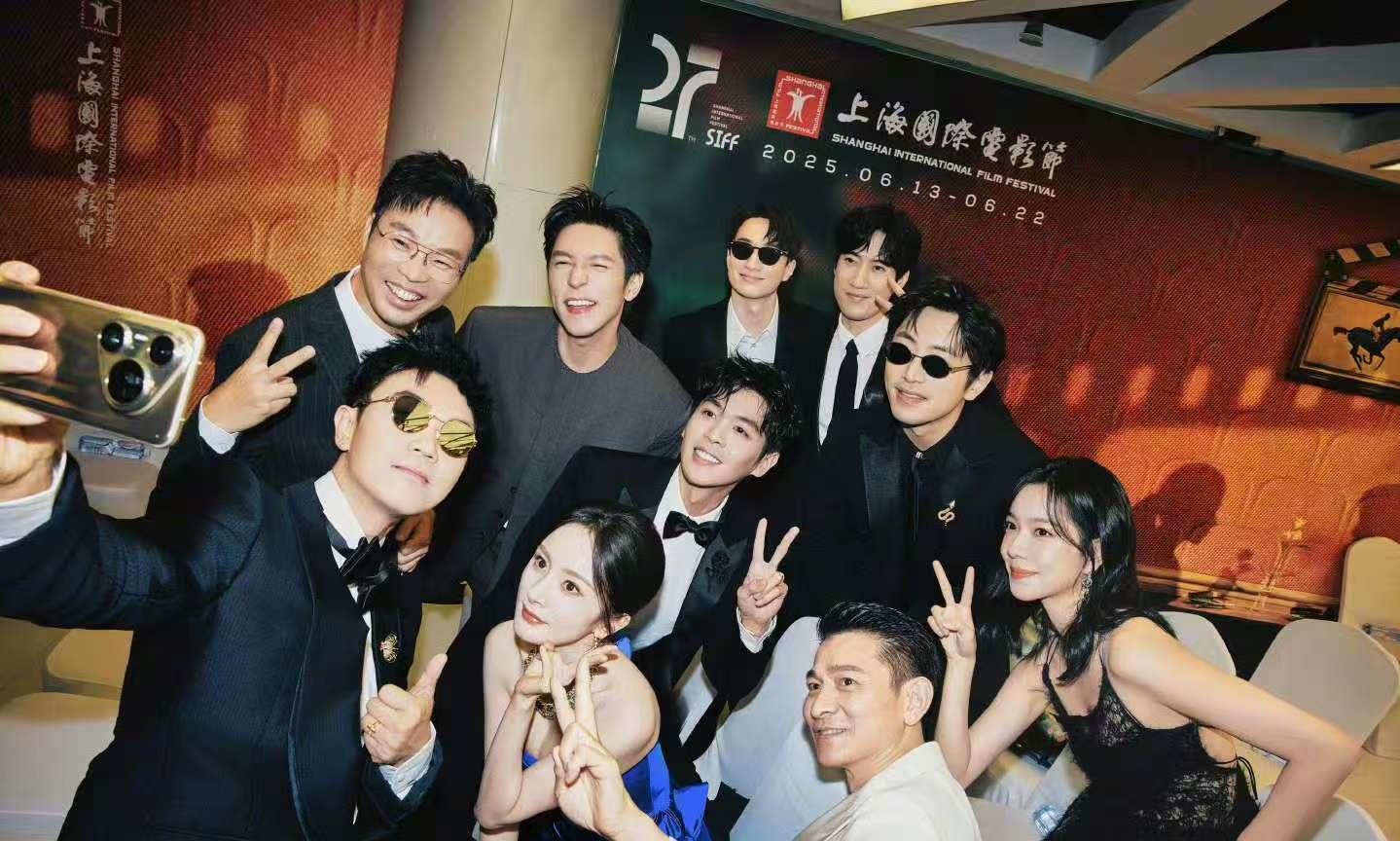 杨幂真的很受宠，《长安的荔枝》剧组合影，大家都把C位让给杨幂。刘德华和杨幂虽然是