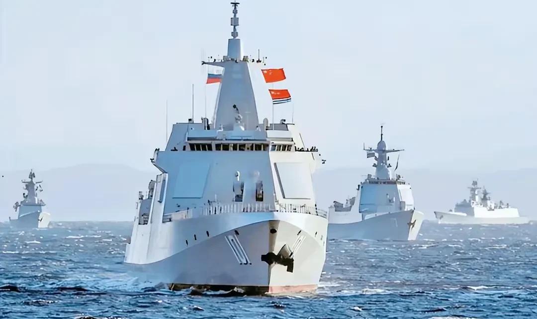 中国055大驱跑起来，可以甩法国航母几条街。
055大驱动力14万马力，最大航速