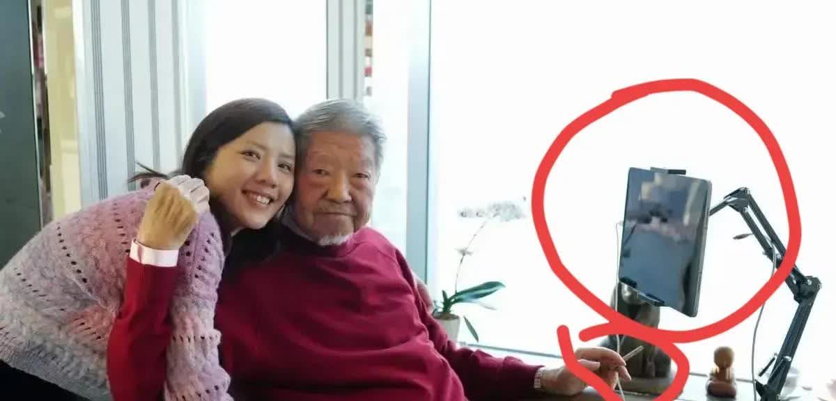 蔡澜的晚年生活太让人羡慕了。  

他长居香港半岛酒店套房，直面维港，月耗百