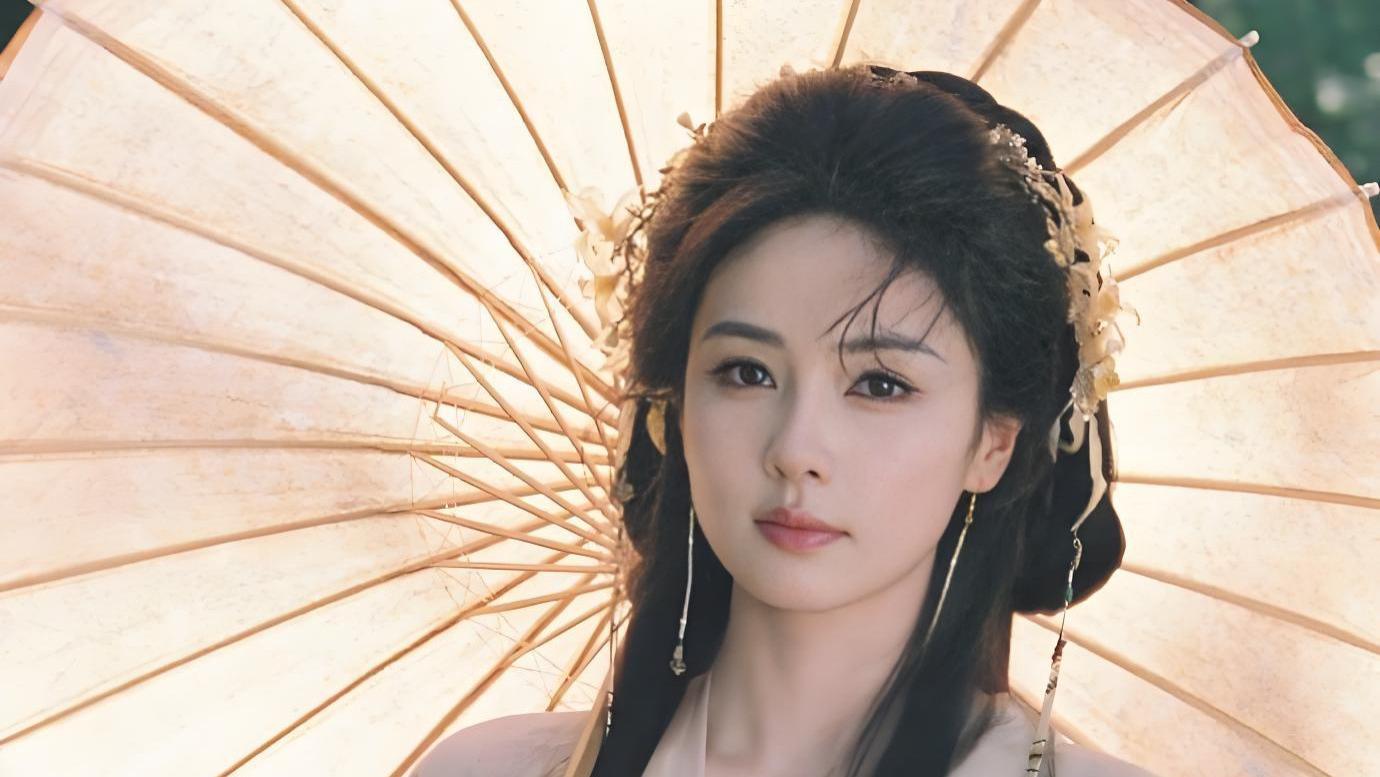 白鹿古装造型惊艳众人，发簪花朵灵动，尽显古典韵味之美