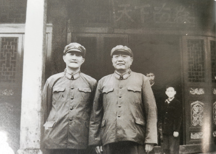 两位上将的身材都很高大
