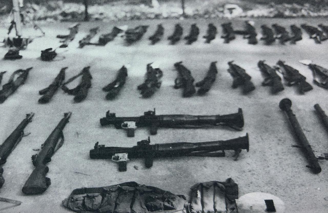 1968年2月皇家澳大利亚团2营展示缴获的南越游击队武器