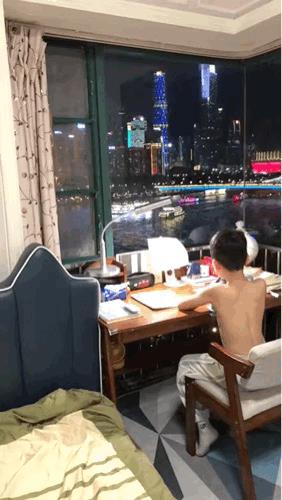 这江景怎么看也不像是寒窗苦读[捂脸]